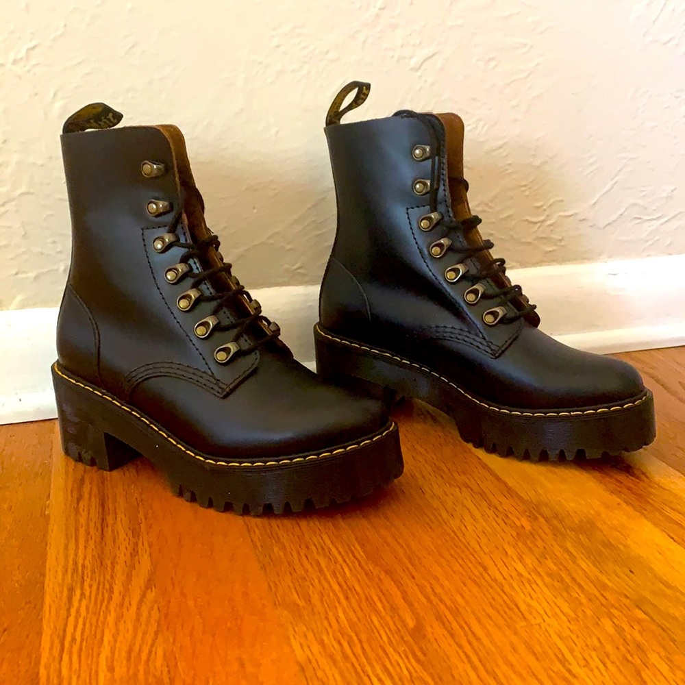 Dr. Martens Leona boots, NEW! size 7 (fits like 8)